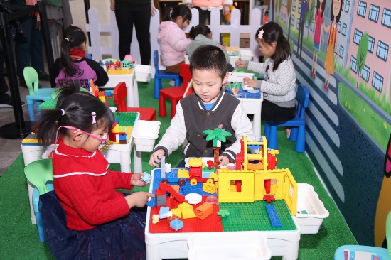 小手拉大手   一汽丰田护航儿童交通安全