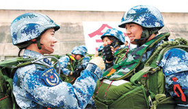 空降兵某旅首批“00后”空降女兵完成第一次大飞机跳伞—— “雷霆玫瑰”美丽绽放万里云天
